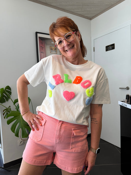 🌈 Witte T-shirt met kleurrijke teddy-opdruk “Girlboss”