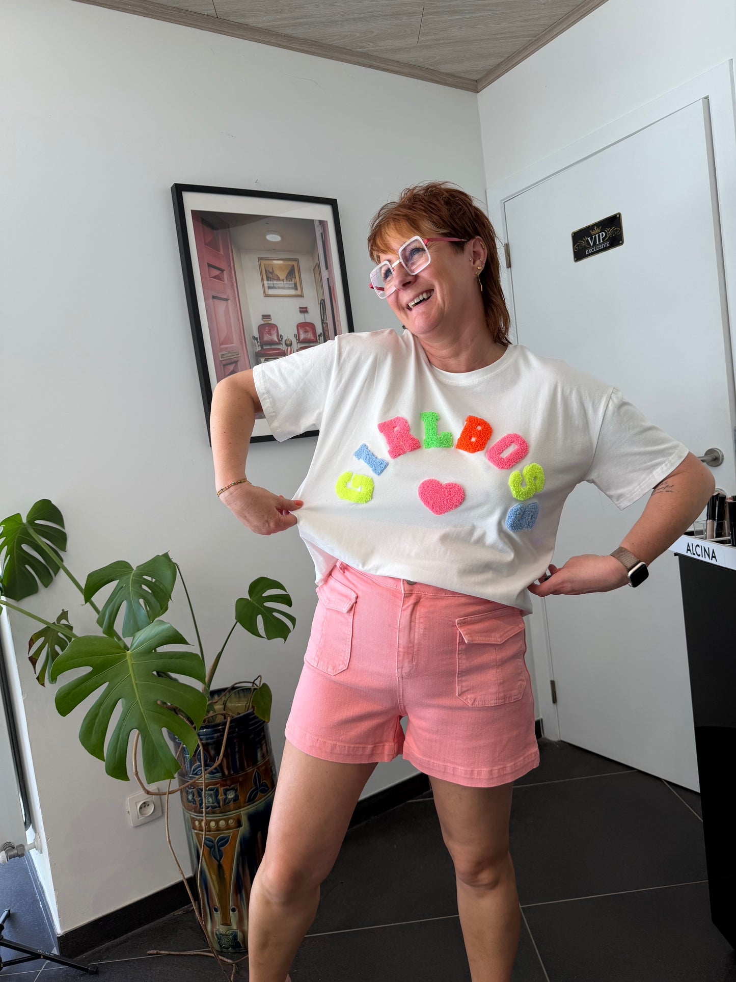 🌈 Witte T-shirt met kleurrijke teddy-opdruk “Girlboss”