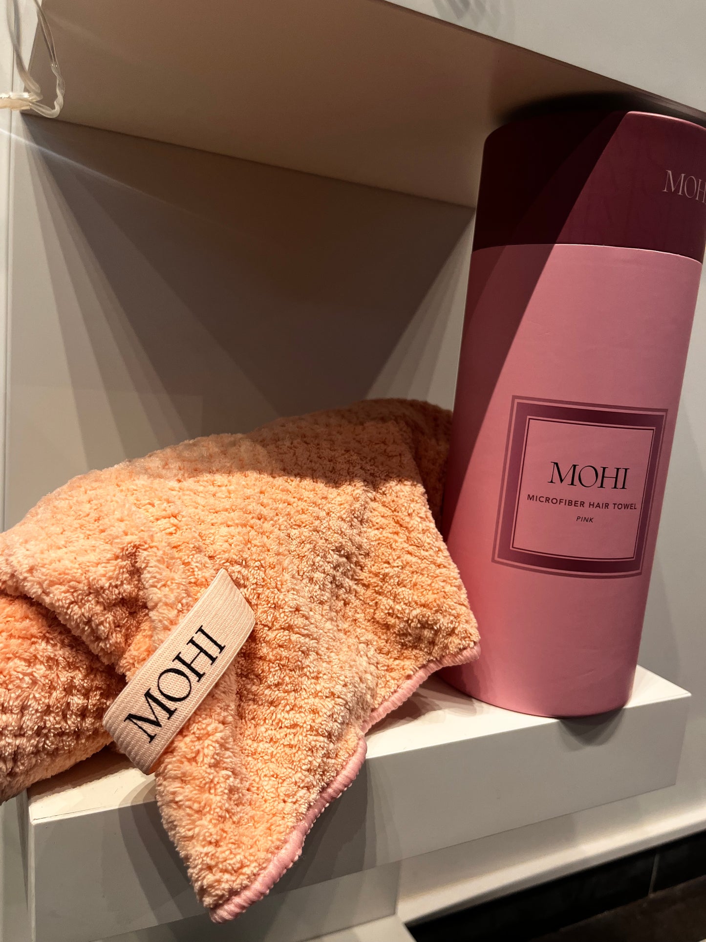 MOHI Microfiber Hair Towel – Pink Sneller droog haar. Minder pluizig. Meer glans.En dat voor maar €16 ✨