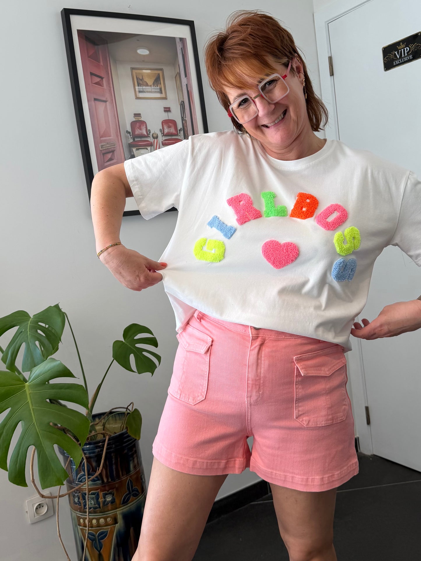 🌈 Witte T-shirt met kleurrijke teddy-opdruk “Girlboss”