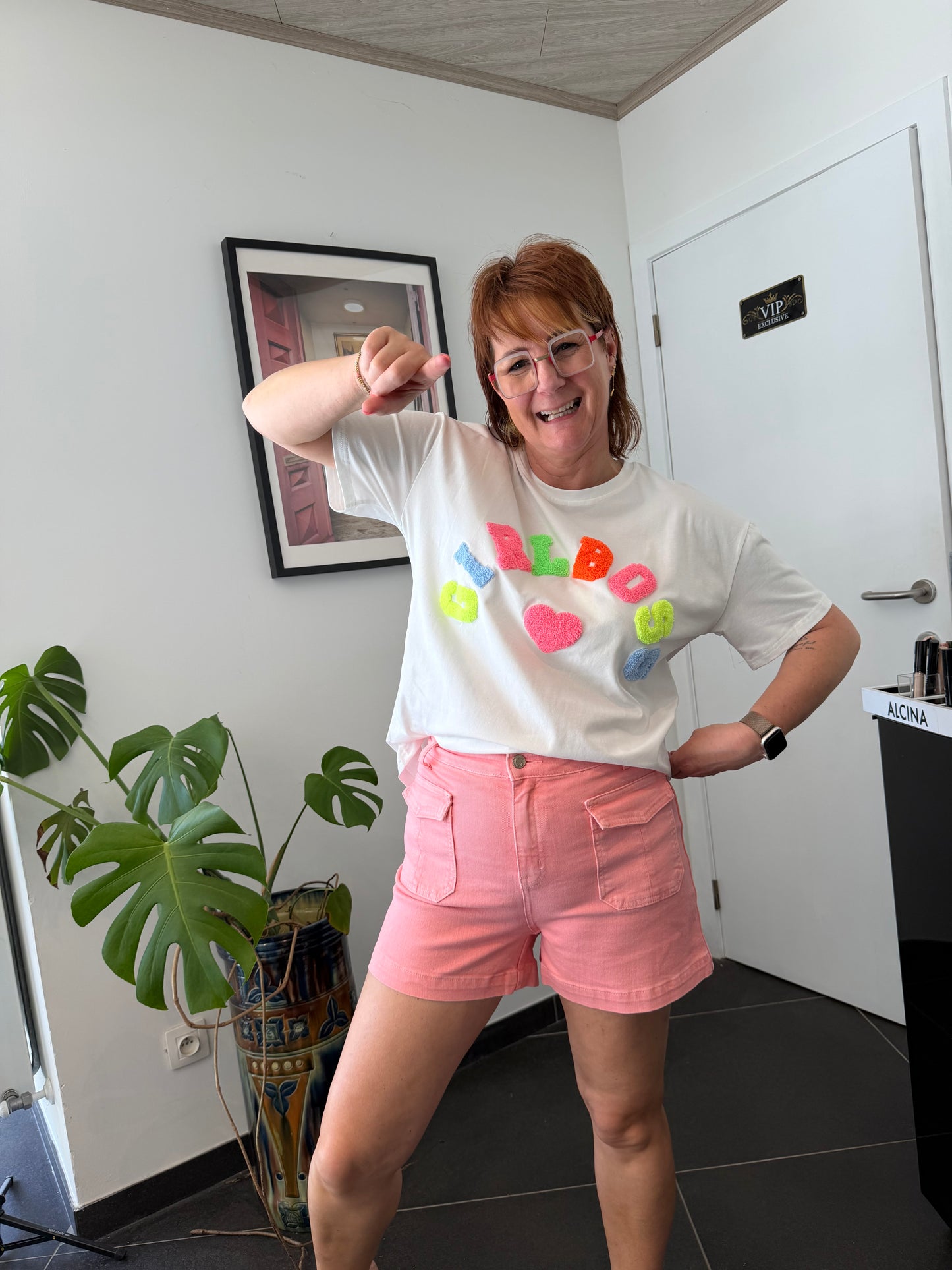 🌈 Witte T-shirt met kleurrijke teddy-opdruk “Girlboss”