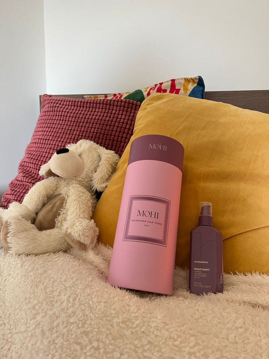 MOHI Microfiber Hair Towel – Pink Sneller droog haar. Minder pluizig. Meer glans.En dat voor maar €16 ✨