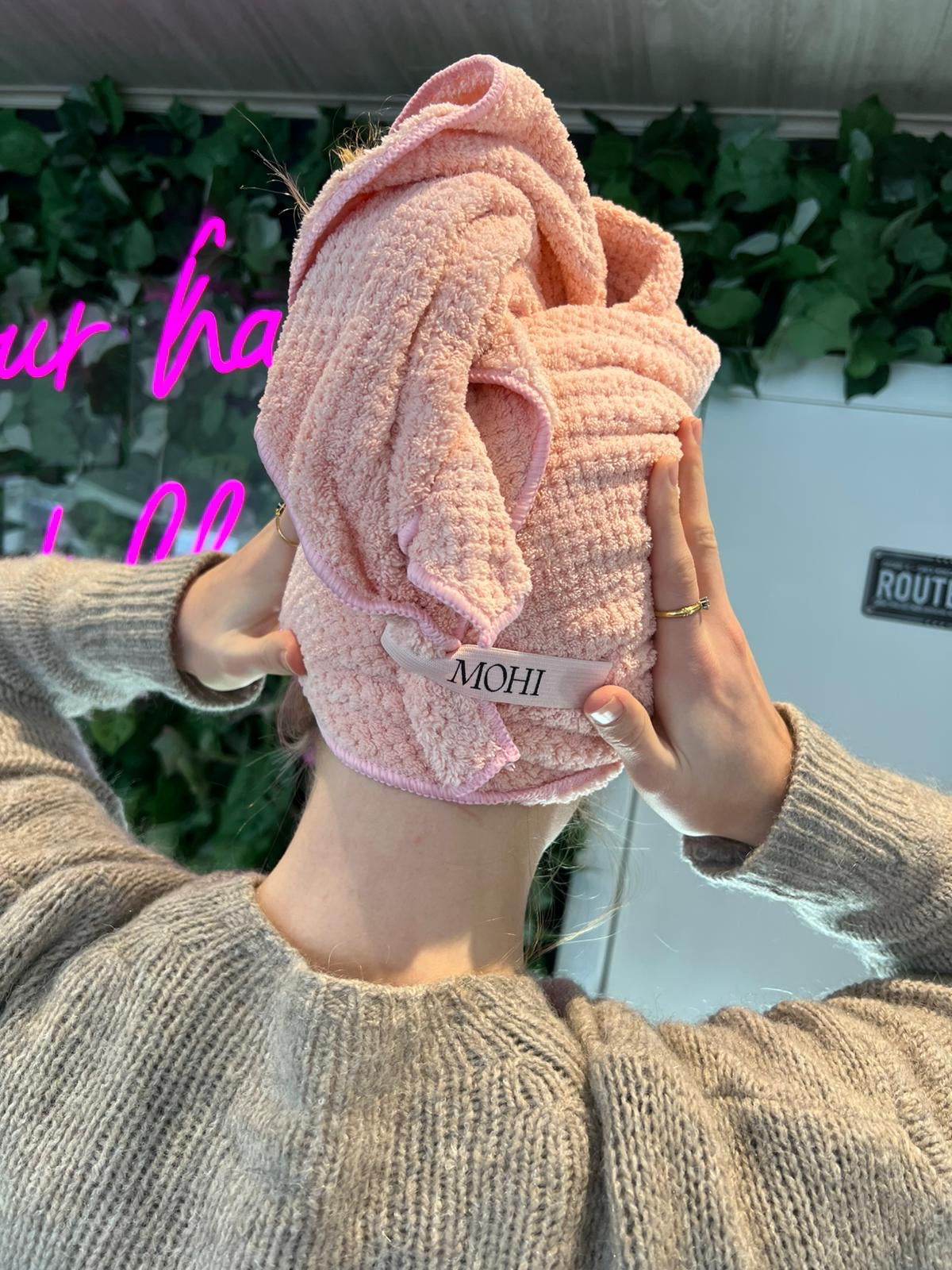 MOHI Microfiber Hair Towel – Pink Sneller droog haar. Minder pluizig. Meer glans.En dat voor maar €16 ✨