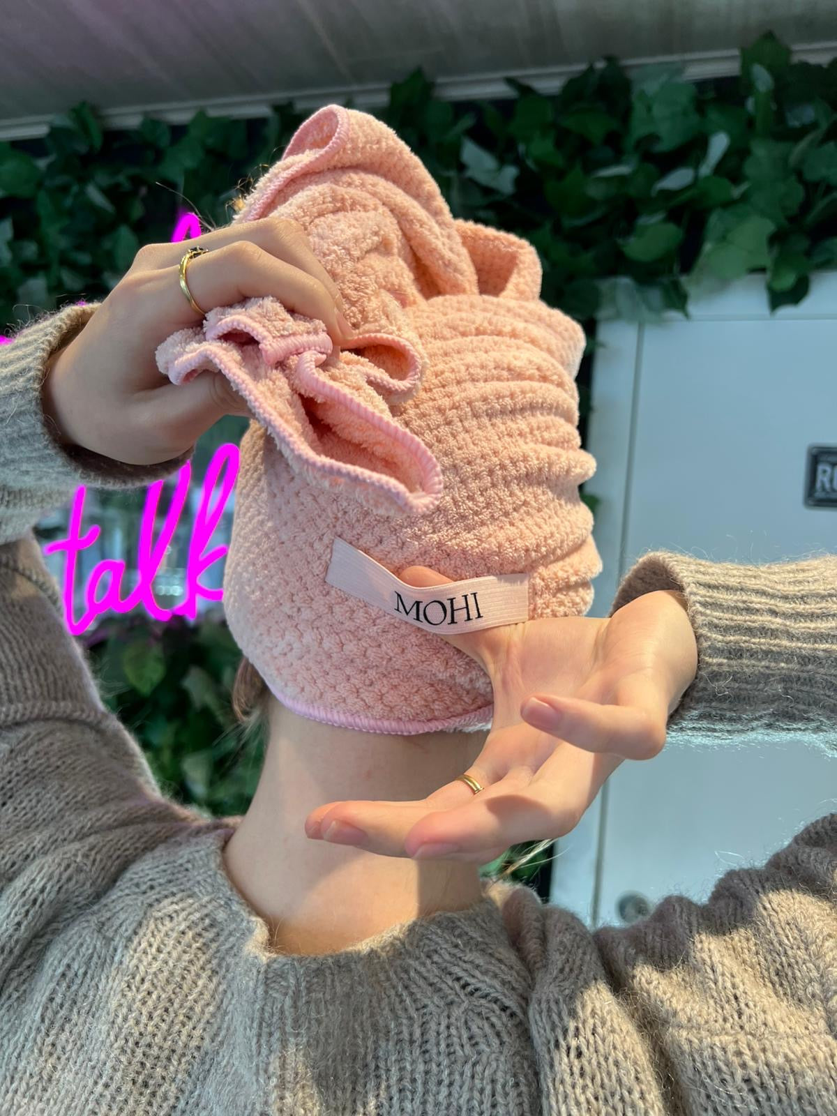 MOHI Microfiber Hair Towel – Pink Sneller droog haar. Minder pluizig. Meer glans.En dat voor maar €16 ✨
