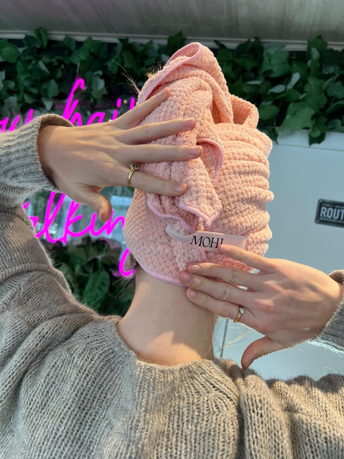 MOHI Microfiber Hair Towel – Pink Sneller droog haar. Minder pluizig. Meer glans.En dat voor maar €16 ✨